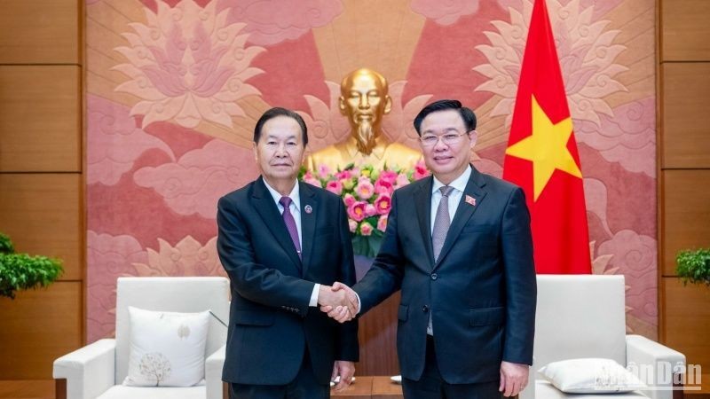 El presidente de la Asamblea Nacional de Vietnam, Vuong Dinh Hue (derecha), recibe al subtitular de la Asamblea Nacional de Laos, Chaleun Yiapaoher. (Fotografía: Nhan Dan)