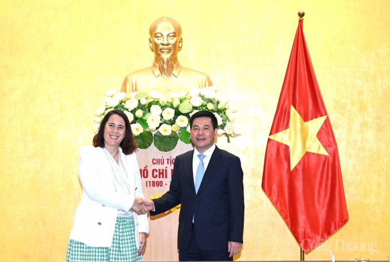 El ministro de Industria y Comercio de Vietnam, Nguyen Hong Dien, y la embajadora de Nueva Zelanda en Vietnam, Tredene Dobson.
