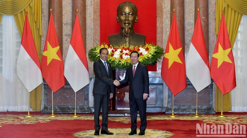 El presidente de Indonesia, Joko Widodo, y su homólogo vietnamita Vo Van Thuong en la ceremonia de bienvenida.