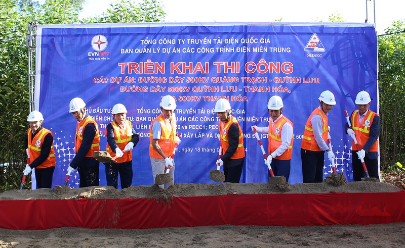 Delegados inician la construcción de los proyectos de líneas de transmisión 500 kV en la provincia de Ha Tinh. (Fotografía: EVNNPT)