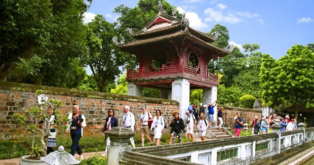 Turistas extranjeros visitan el Templo de la Literatura, en Hanói. (Fotografía: VNA)
