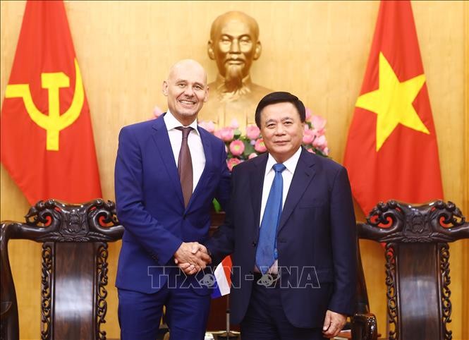 El miembro del Buró Político del Partido Comunista de Vietnam, director de Academima Nacional de Política Ho Chi Minh y presidente del Consejo Teórico Central, Nguyen Xuan Thang, con el embajador holandés en Hanói, Kees van Baar. (Fotografía: VNA)