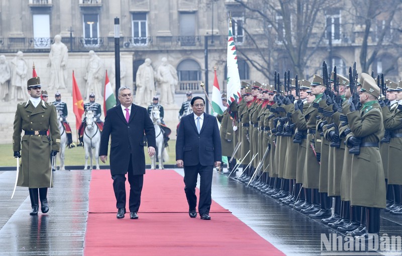 El primer ministro húngaro, Viktor Orbán (derecha), y su par vietnamita, Pham Minh Chinh, en la ceremonia oficial de bienvenida en Budapest el 18 de enero. (Fotografía: VNA)