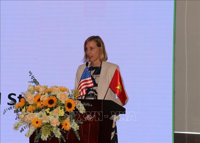 Susan Burns, cónsul general de Estados Unidos en Ciudad Ho Chi Minh, interviene en la cita. (Fotografía: VNA)