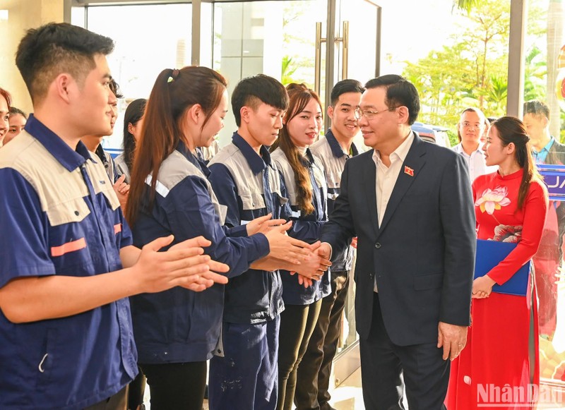 El presidente de la Asamblea Nacional, Vuong Dinh Hue, y trabajadores en Bac Giang. (Fotografía: Nhan Dan)
