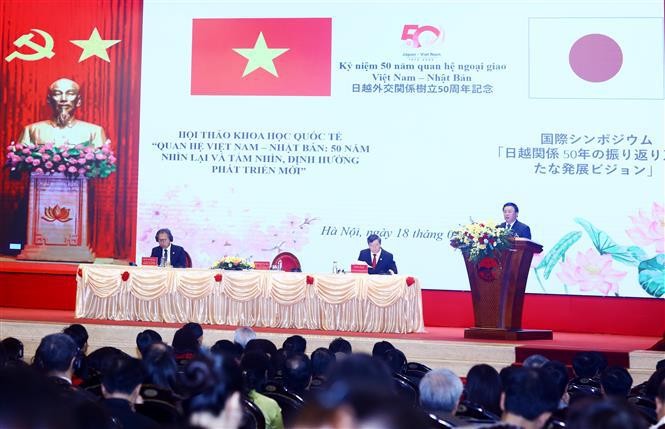 Nguyen Xuan Thang, director de la Academia Nacional de Política Ho Chi Minh y presidente del Consejo Teórico Central, interviene en el evento. (Fotografía: VNA)