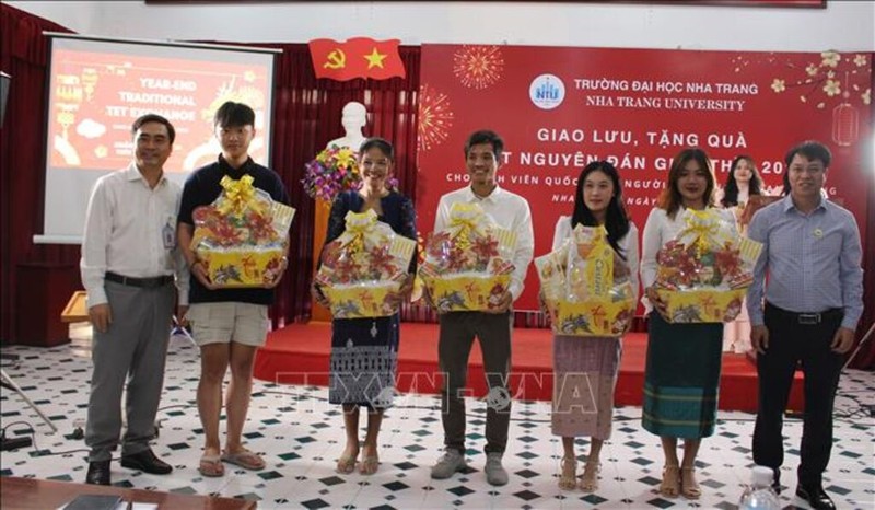 Entrega de regalos a los estudiantes laosianos. (Fotografía: VNA) 