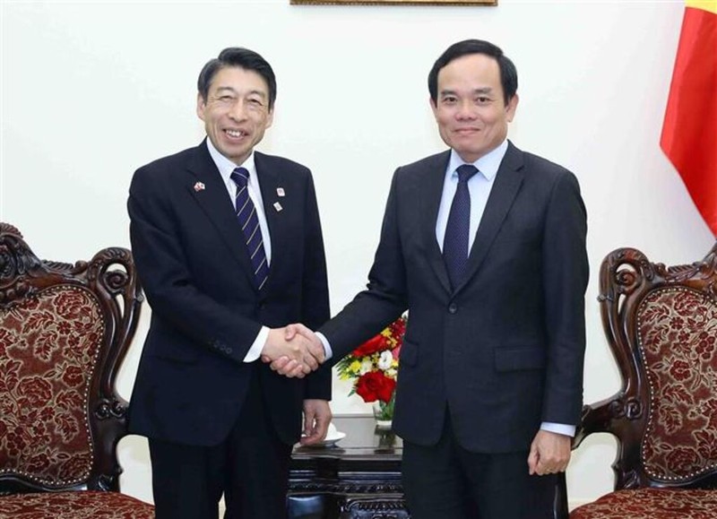 El viceprimer ministro de Vietnam Tran Luu Quang y el gobernador de la prefectura japonesa de Fukuoka, Hattori Seitaro. (Fotografía: VNA)