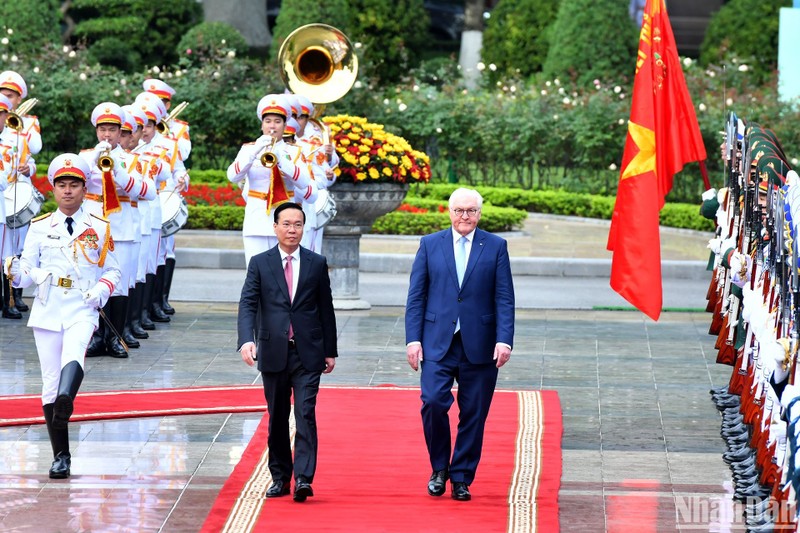 El presidente de Vietnam, Vo Van Thuong, encabeza la ceremonia de bienvenida a su homólogo alemán, Frank-Walter Steinmeier. (Fotografía: Nhan Dan)
