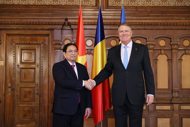 El primer ministro Pham Minh Chinh (izq.) y el presidente del Senado rumano, Nicolae Ciuca. (Fotografía: vietnamnet.vn)