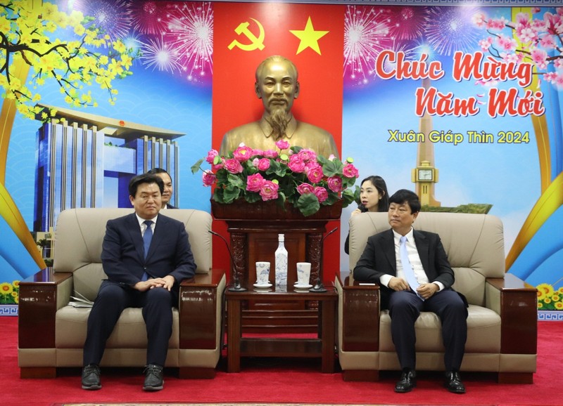 El presidente del Comité Popular de Binh Duong, Vo Van Minh, recibe al alcande de Siheung, Lim Byeong-taek. (Fotografía: VNA)
