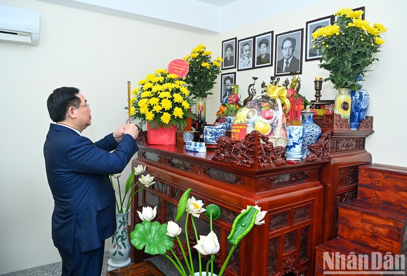 El presidente de la Asamblea Nacional de Vietnam, Vuong Dinh Hue, ofrece inciensos al presidente difunto del Parlamento, Le Quang Dao. (Foto: Nhan Dan)