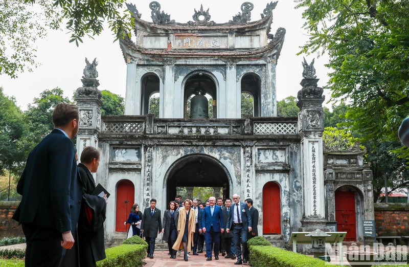 El presidente Frank-Walter Steinmeier, su esposa y una delegación de alto nivel de Alemania realiza una visita al Templo de la Literatura en Hanói.