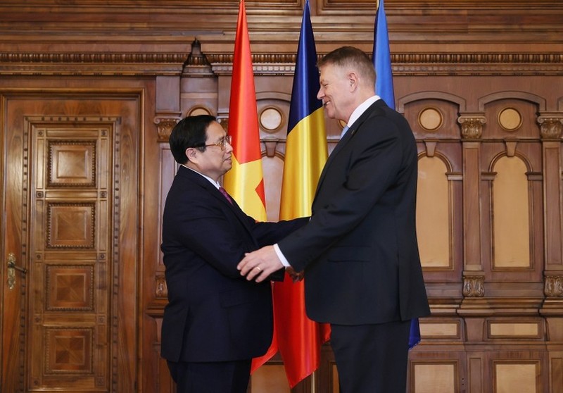 El primer ministro de Vietnam, Pham Minh Chinh (izquierda), y el presidente rumano, Klaus Iohannis. (Fotografía: VNA)