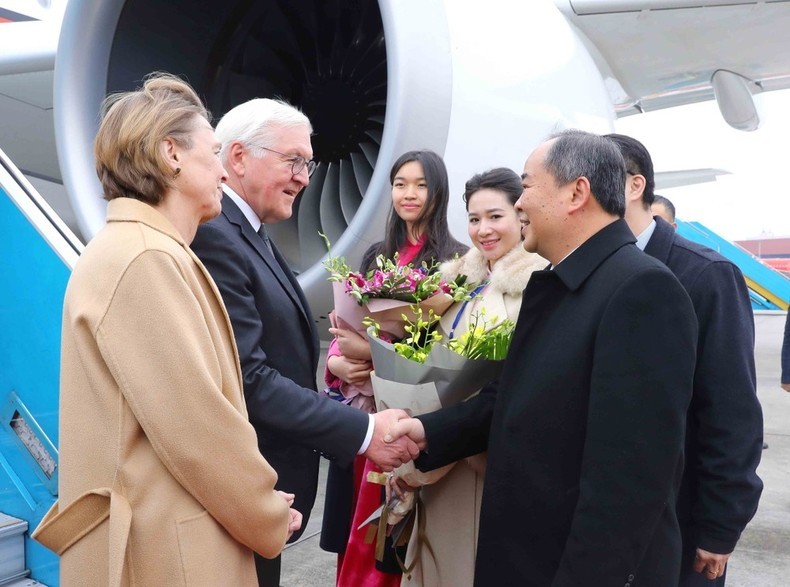 El presidente de Alemania, Frank-Walter Steinmeier y su esposa llegan a Hanói. (Fotografía: VNA)
