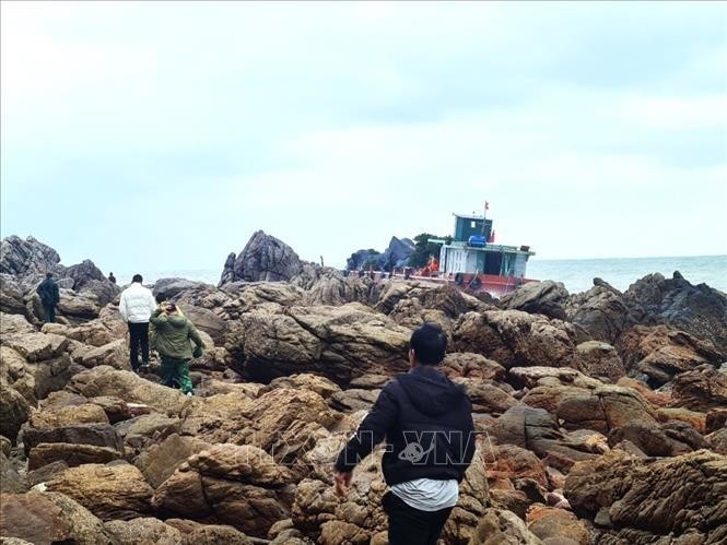 La estación de la guardia fronteriza de Quan Lan evalúa daños del barco chino. (Fotografía: VNA)
