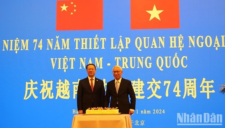 El embajador vietnamita Pham Sao Mai (derecha) y el viceministro chino de Relaciones Exteriores Ma Zhaoxu. (Fotografía: Nhan Dan)