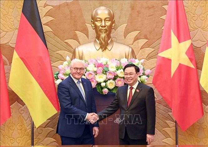 El presidente de la Asamblea Nacional de Vietnam, Vuong Dinh Hue, y el presidente alemán, Frank - Walter Steinmeier. (Fotografía: VNA)