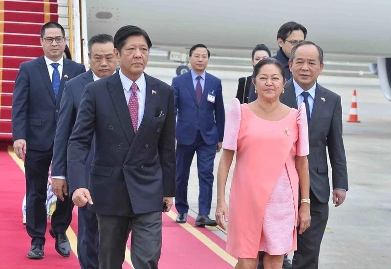 El presidente filipino, Ferdinand Marcos Romualdez Jr., y su esposa, arriban al aeropuerto internacional de Noi Bai (Hanói). (Fotografía: Minh Duc/VNA)
