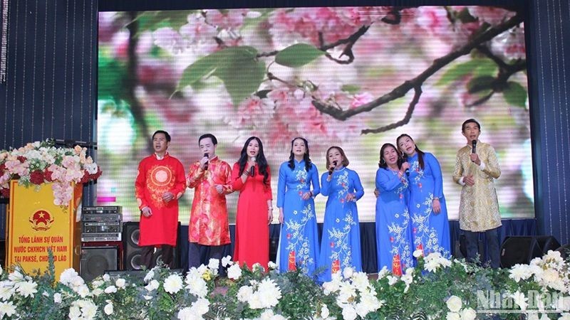 El programa “Xuan Que Huong” (Primavera de Patria) se inaugura en Laos para llevar la atmósfera del Tet a los vietnamitas residentes allí. (Fotografía: VNA)
