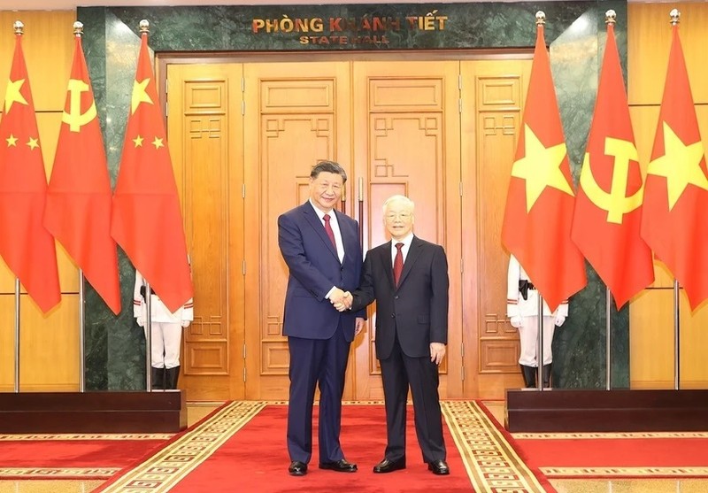 El secretario general del PCV, Nguyen Phu Trong (en la derecha) y el secretario general del PCCh y presidente de China, Xi Jinping, tras sus conversaciones el 12 de diciembre de 2023 durante la visita de Estado del dirigente chino a Vietnam. (Fotografía: VNA)