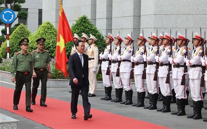 El presidente Vo Van Thuong visita a la policía de Ciudad Ho Chi Minh. (Fotografía: VNA)