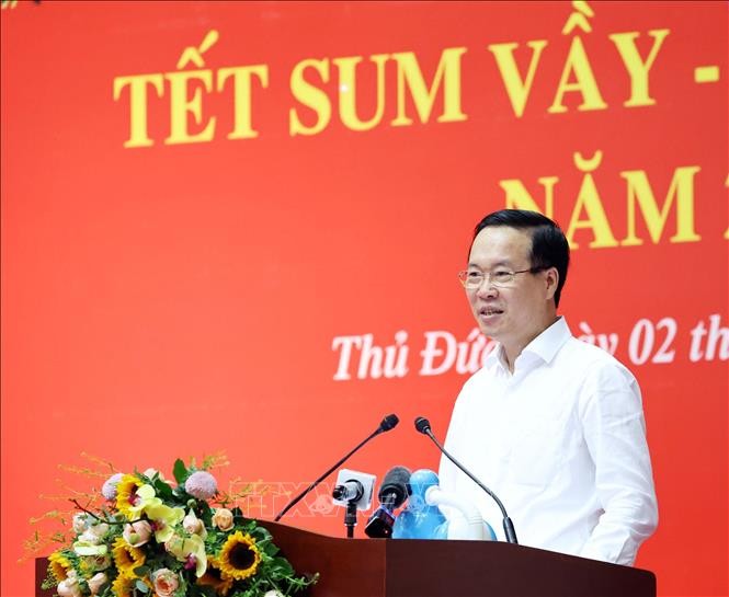 El presidente de Vietnam, Vo Van Thuong, asiste al programa “Tet de Reunión – Primavera de Solidaridad” 2024. (Fotografía: VNA)