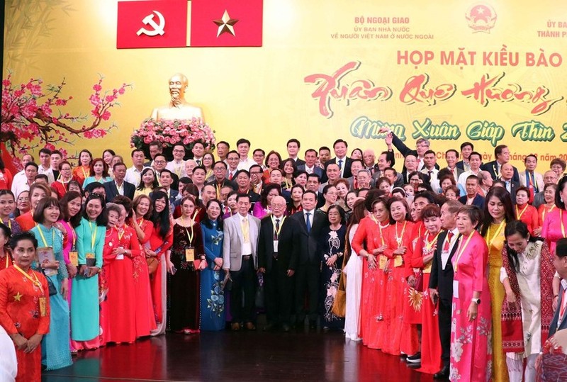 El viceprimer ministro Tran Luu Quang, junto con dirigentes de Ciudad Ho Chi Minh y los delegados. (Fotografía: VNA)