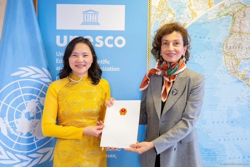 La embajadora Nguyen Thi Van Anh (izquierda), representante permanente de Vietnam ante la Unesco, y la directora general del organismo especializado de las Naciones Unidas, Audrey Azoulay.
