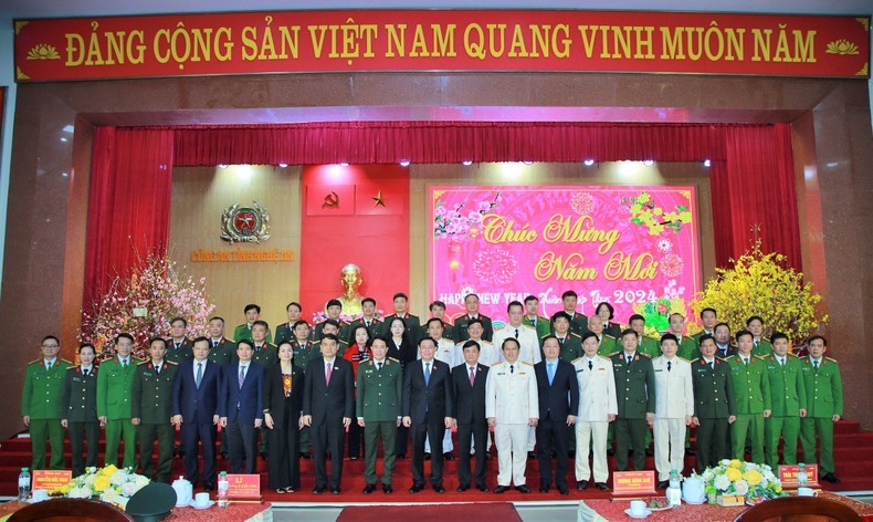 El presidente de la Asamblea Nacional de Vietnam, Vuong Dinh Hue, y policias de Nghe An. (Fotografía: Nhan Dan)