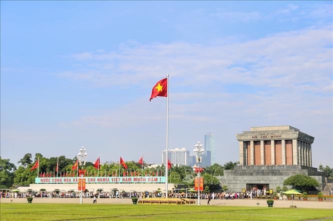 La gente visita el mausoleo del Presidente Ho Chi Minh. (Fotografía: VNA)