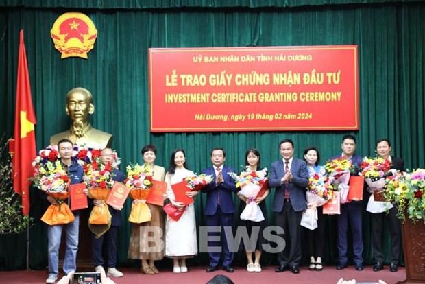 Representantes del Comité Popular de Hai Duong entregan certificados de inversión. (Fotografía: VNA)