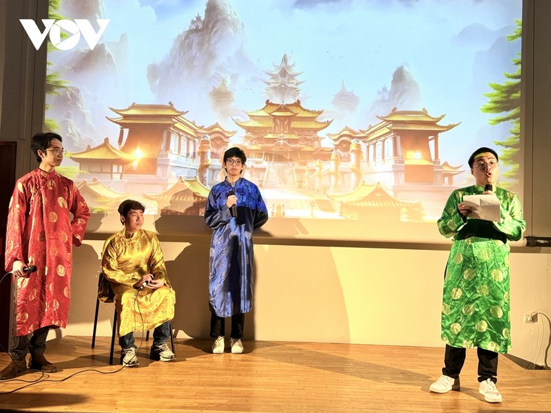 Una actuación original de estudiantes vietnamitas en Grenoble. (Fotografía: VOV)