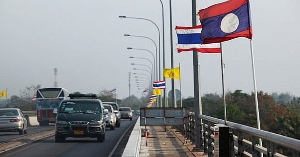 El puente de amistad Laos-Tailandia. (Fotografía: laotiantimes.com)