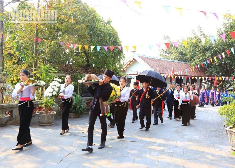 La ceremonia de ofrenda de incienso en el Conjunto de turismo espiritual de Quynh Nhai.