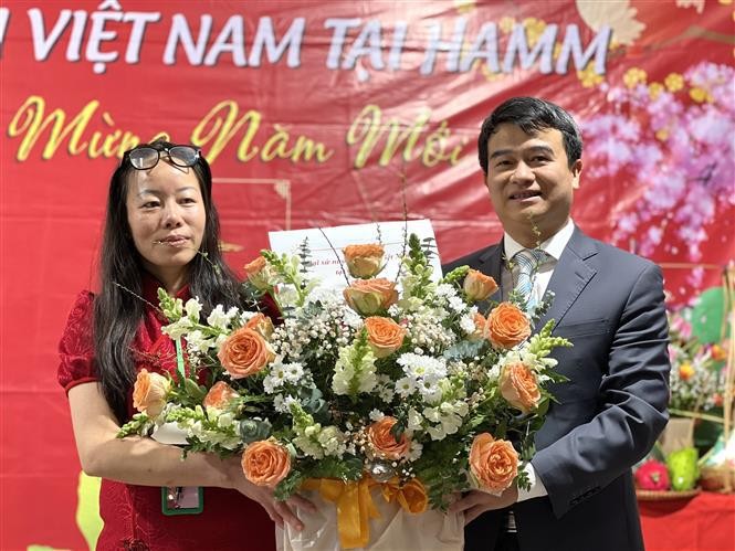 El cónsul general de Vietnam en Frankfurt, Luu Xuan Dong, entrega flores para felicitar el congreso. (Fotografía: VNA)