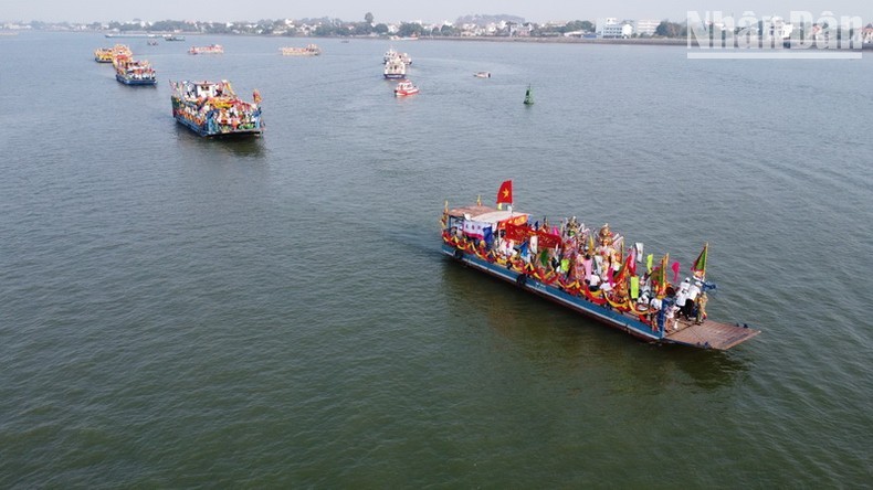La ceremonia de procesión en el río de Dong Nai. (Fotografía: Nhan Dan)