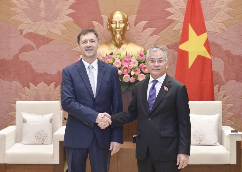 El subjefe del Comité de Asuntos Exteriores de la Asamblea Nacional de Vietnam, Don Tuan Phong, y el embajador de Hungría en Vietnam, Tibor Baloghdi.