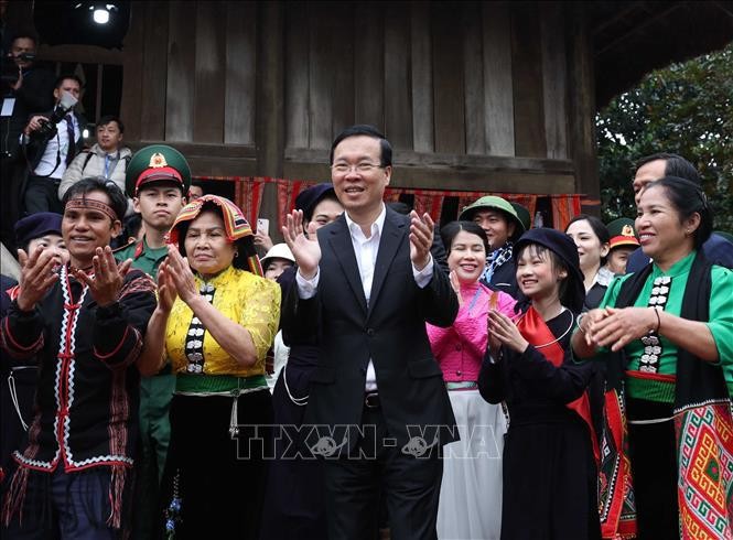 El presidente de Vietnam, Vo Van Thuong, visita la aldea de la etnia Thai. (Fotografía: VNA)