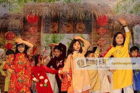 Vietnamitas en Stuttgart celebran Año Nuevo Lunar 2024.