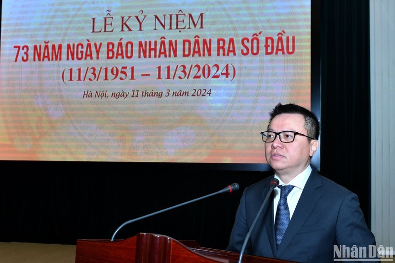 El redactor jefe del periódico Nhan Dan, Le Quoc Minh, habla en el evento.