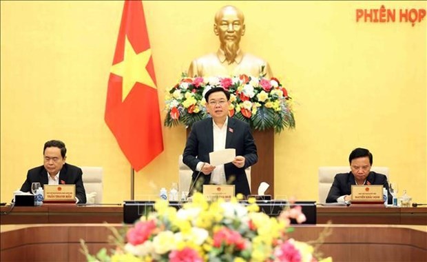 Vuong Dinh Hue, presidente de la Asamblea Nacional de Vietnam, habla en la 30ª reunión del Comité Permanente de AN. (Fotografía: VNA)