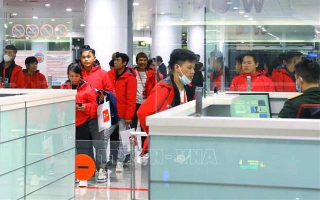 Ciudadanos vietnamitas procedentes de Myanmar se registran en el aeropuerto internacional de Noi Bai, Hanói el 5 de diciembre de 2023. (Fotografía: VNA)