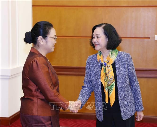 La miembro del Buró Político y permanente del Secretariado del Comité Central del PCV y jefa de su Comisión de Organización, Truong Thi Mai (derecha), y la embajadora de Laos en Hanói, Khamphao Ernthavanh. (Fotografía: VNA)