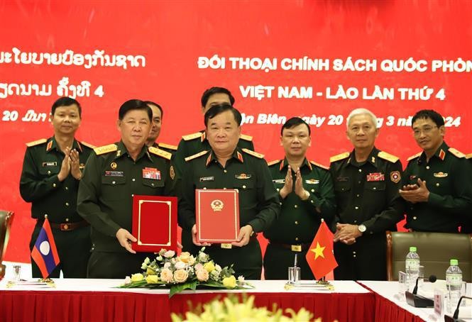 El coronel general Hoang Xuan Chien, viceministro de Defensa vietnamita, y su homólogo laosiano, Vongkham Phommakone, firman las actas del IV Diálogo sobre Política de Defensa entre Vietnam y Laos. (Fotografía: VNA)