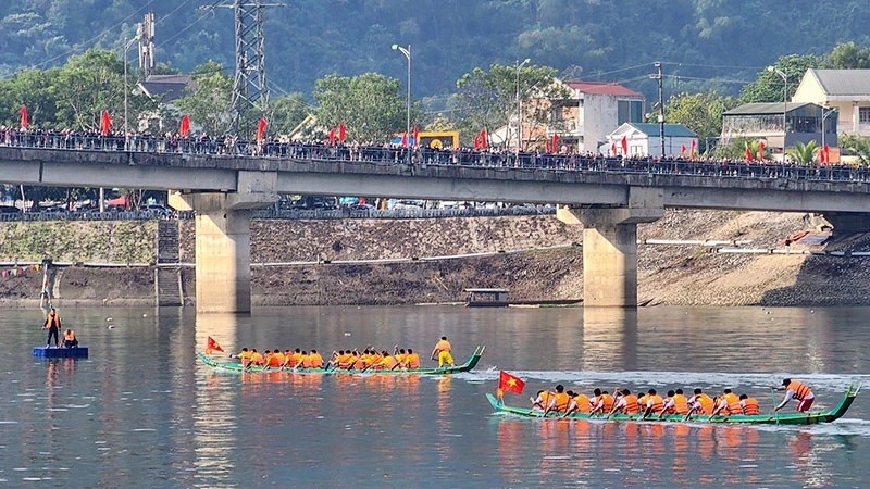 El Festival de carrera de botes en la provincia de Dien Bien. (Fotografía: VNA)