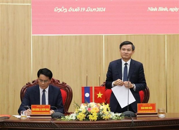 Doan Minh Huan, secretario del Comité partidista de la provincia norvietnamtia de Ninh Binh (derecha) y Bounkhong Lachiemphone, secretario del Comité del Partido y gobernador de la provincia laosiana de Oudomxay. (Fotografía: VNA) 