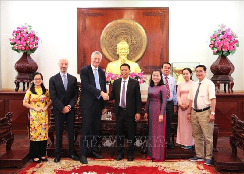El vicepresidente del Comité Popular de Can Tho, Nguyen Thuc Hien (quinto, desde la derecha), y el cónsul general de Italia en Ciudad Ho Chi Minh, Enrico Padula (tercero, desde la izquierda). (Fotografía: VNA)