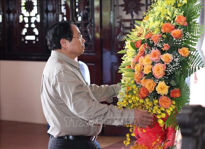 El primer ministro de Vietnam, Pham Minh Chinh, rinde homenaje al fallecido presidente del Consejo de Ministros Pham Hung. (Fotografía: VNA)