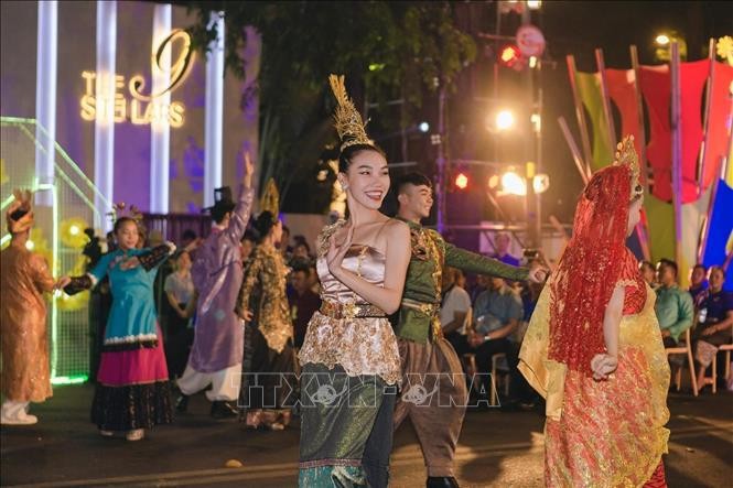 Una presentación de trajes tradicionales de los países de la ASEAN. (Fotografía: VNA)